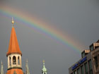 Regenbogen über den Dächern von München