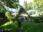 Im Biergarten des Hotels Bayerischer Hof