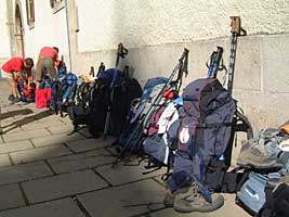 Pilgerrucks�cke vor Albergue Juvenil, Roncesvalles