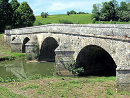 Alte Brücke über La Meuse Alte Brücke über La Meuse
